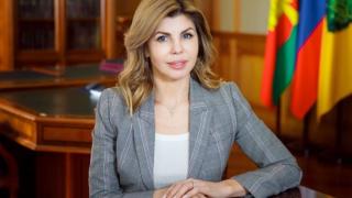 Красива кметица така напсува шефове на фирми за чистота, че градът блесна за нула време ВИДЕО