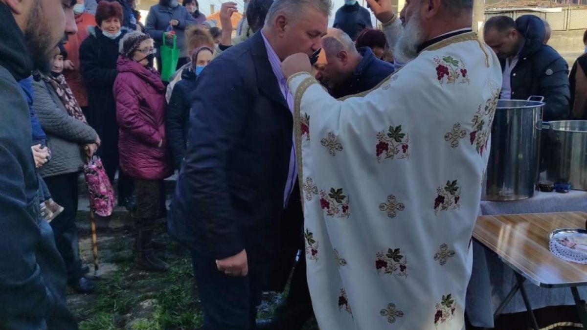  Народът скочи на кмета на село Лозен заради тока и боклука