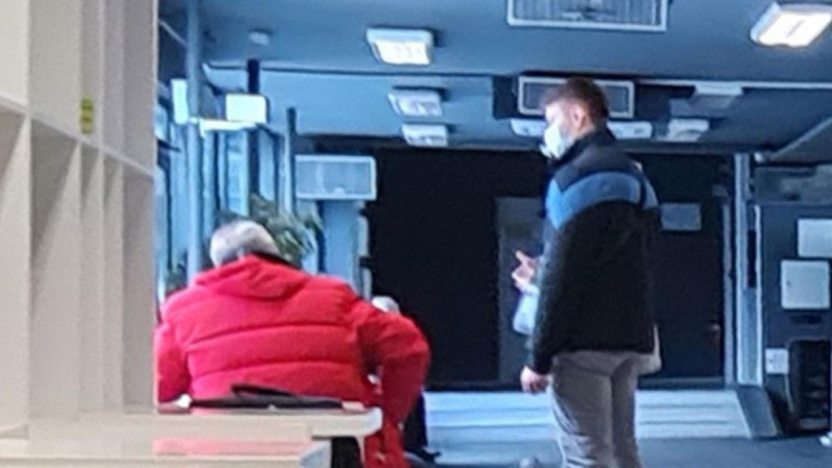 Кошмарна гледка! Труп на професор лежи с часове в НБУ, студентите в шок СНИМКИ 18+