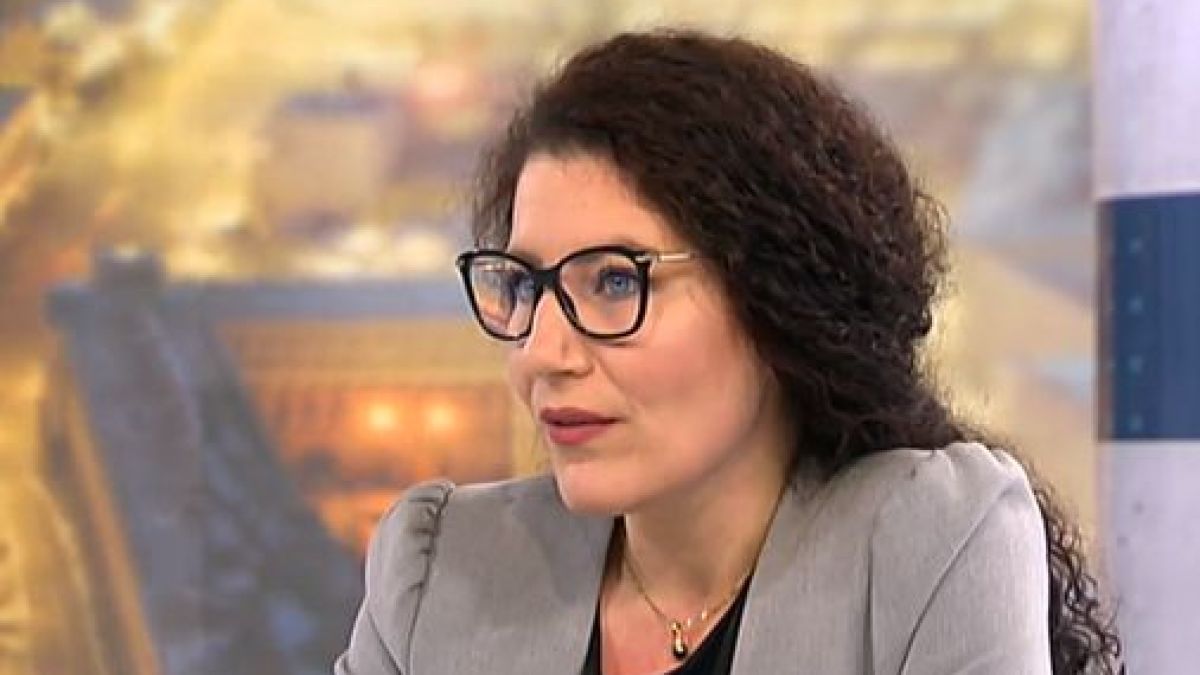 Вицепремиерката Константинова каза клати ли се коалицията и разкри кой е мъжът зад нея на пикантната СНИМКА