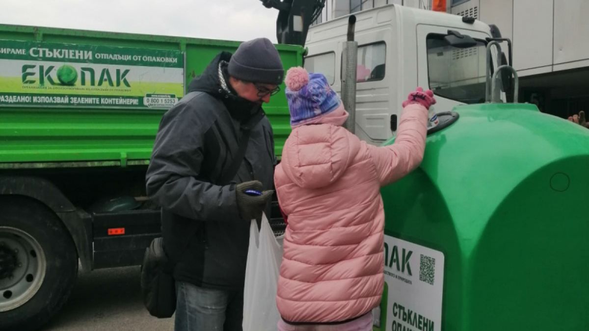 Близо 2 тона стъкло събра кампанията на ЕКОПАК и пързалка „Юнак“ „RE-спортувай: Стъкло за кънки“   