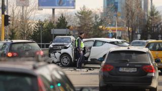 Верижна катастрофа затапи ключов булевард в София