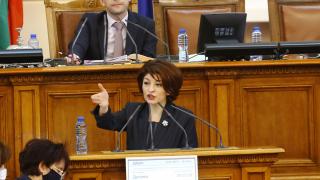 Деси Атанасова насмете Петков за срещата му с африкански диктатори