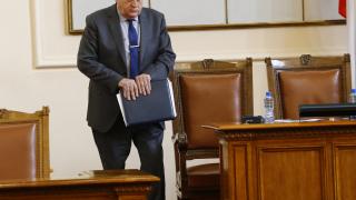 Заради Рашков туристите от Англия се редят на опашки на Летище София