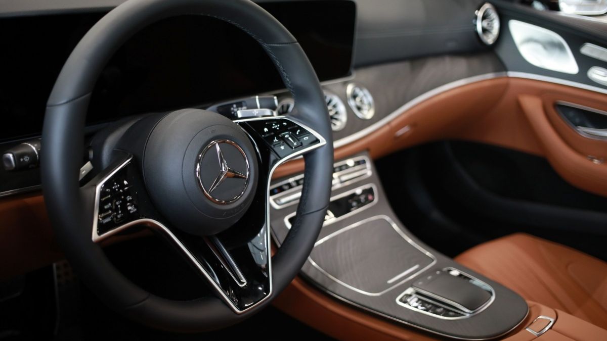 От днес производителят на Mercedes сменя името си 