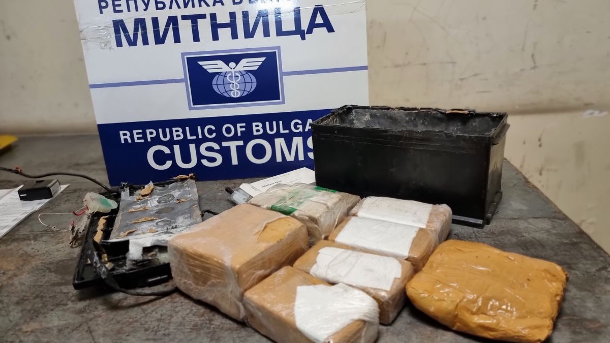 Митничари на "Калотина" провериха сръбски "Фиат" и се хванаха за главите ВИДЕО 