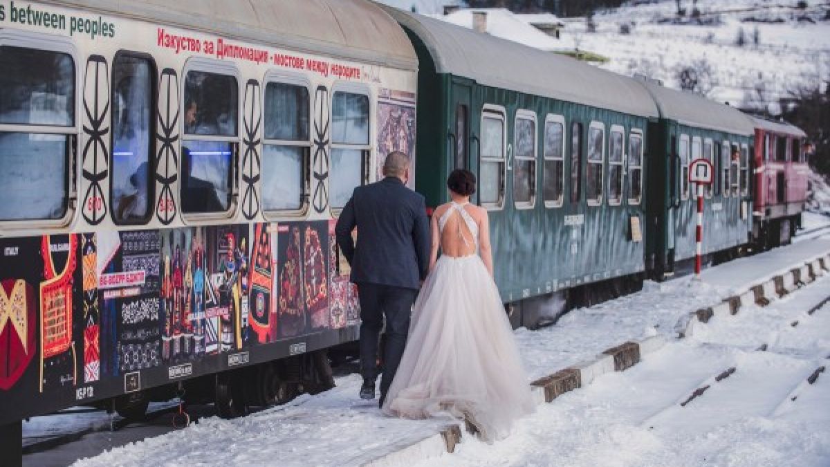 Уникална фотосесия на младоженци при минус 8 градуса в Родопите СНИМКИ 