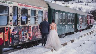 Уникална фотосесия на младоженци при минус 8 градуса в Родопите СНИМКИ 