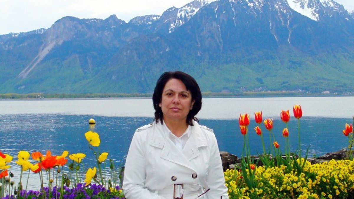 Копаем дъното: Невъзпитани ученички обидиха грозно уважаван общественик в Бургас