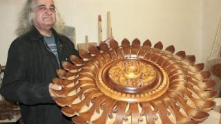 Бургас плаче след трагедията с костюмиран мъж в центъра на града 