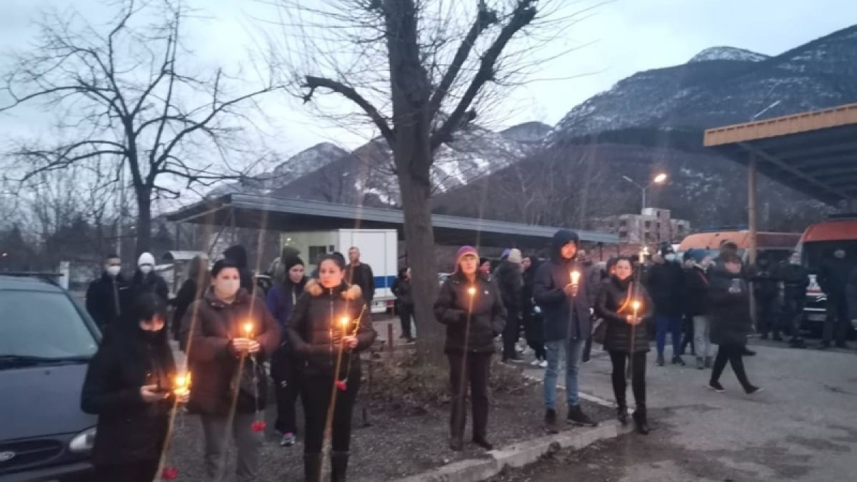 Пред болницата във Враца почерня от народ, хората искат... СНИМКИ 