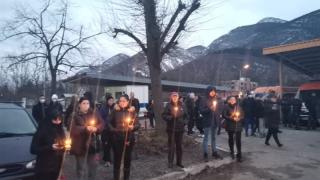 Пред болницата във Враца почерня от народ, хората искат... СНИМКИ 