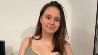 Момиче се оплаква от постоянни проблеми заради огромния си бюст СНИМКИ 18+