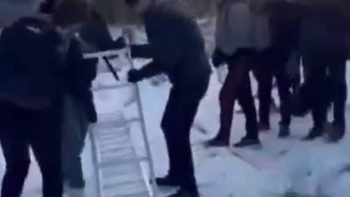 Това е наглост, Рашков спи ли! Мастит трафикант се пусна в Тик-Ток как минава границата ни с тумба бежанци ВИДЕО