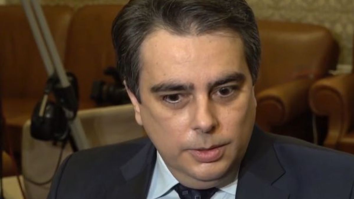 Асен Василев проговори дали шефът на НАП ще подаде оставка заради раздадените близо 32 млн. лева бонуси  ВИДЕО