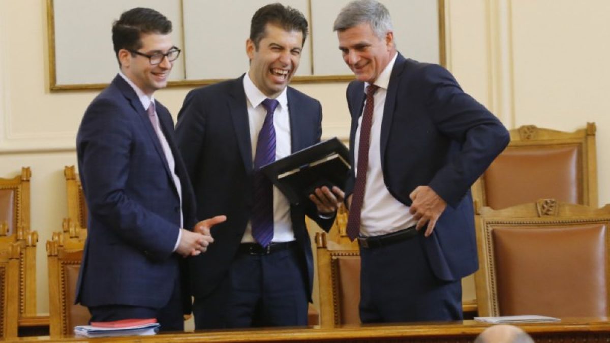 Предозиране: Пендаровски сравни Кирил Петков с Нелсън Мандела