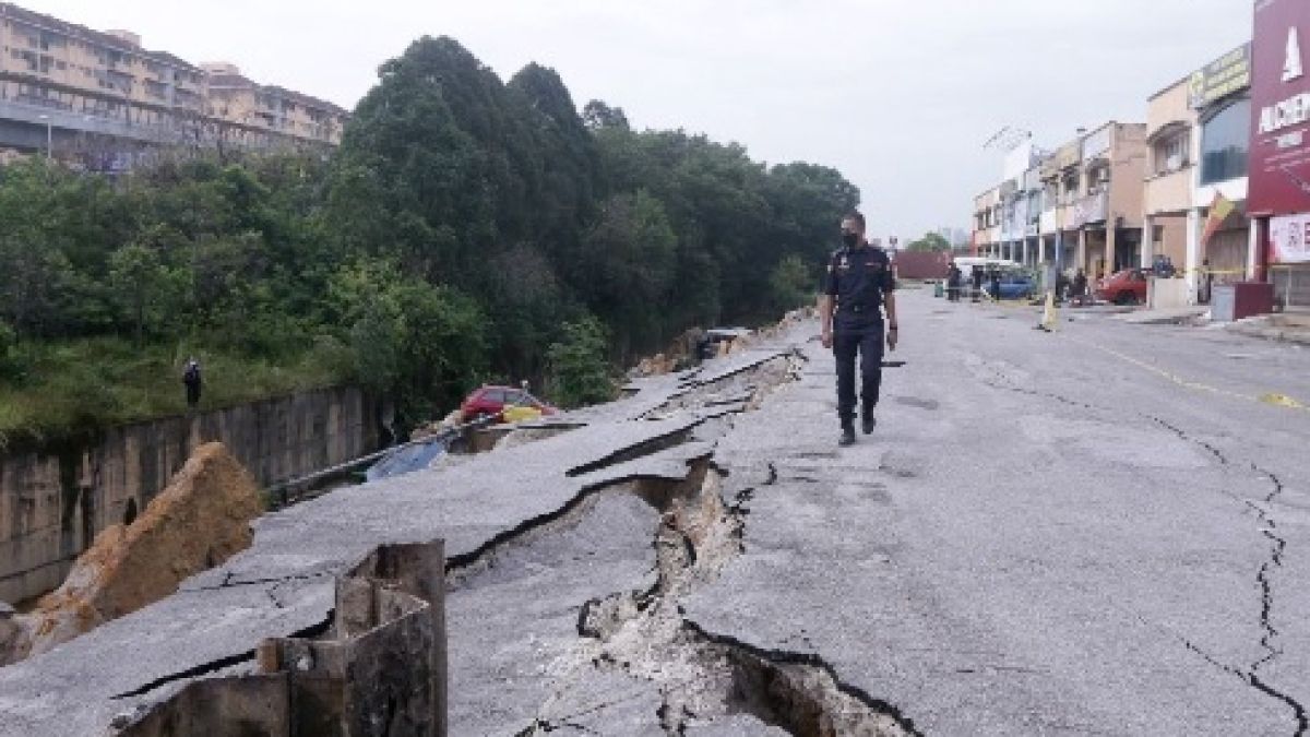 Зрелищни ВИДЕА: Страховито свлачище отнася няколко автомобила