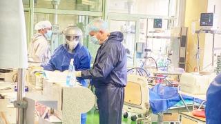Пациент, колабирал и спасен от смърт от К-19 в Интензивното на ВМА, разтърси мрежата с думите си 