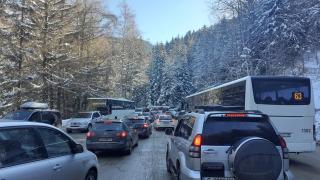 Такъв автомобилен ад като на пътя за Златните мостове няма и в центъра на София в час пик ВИДЕО