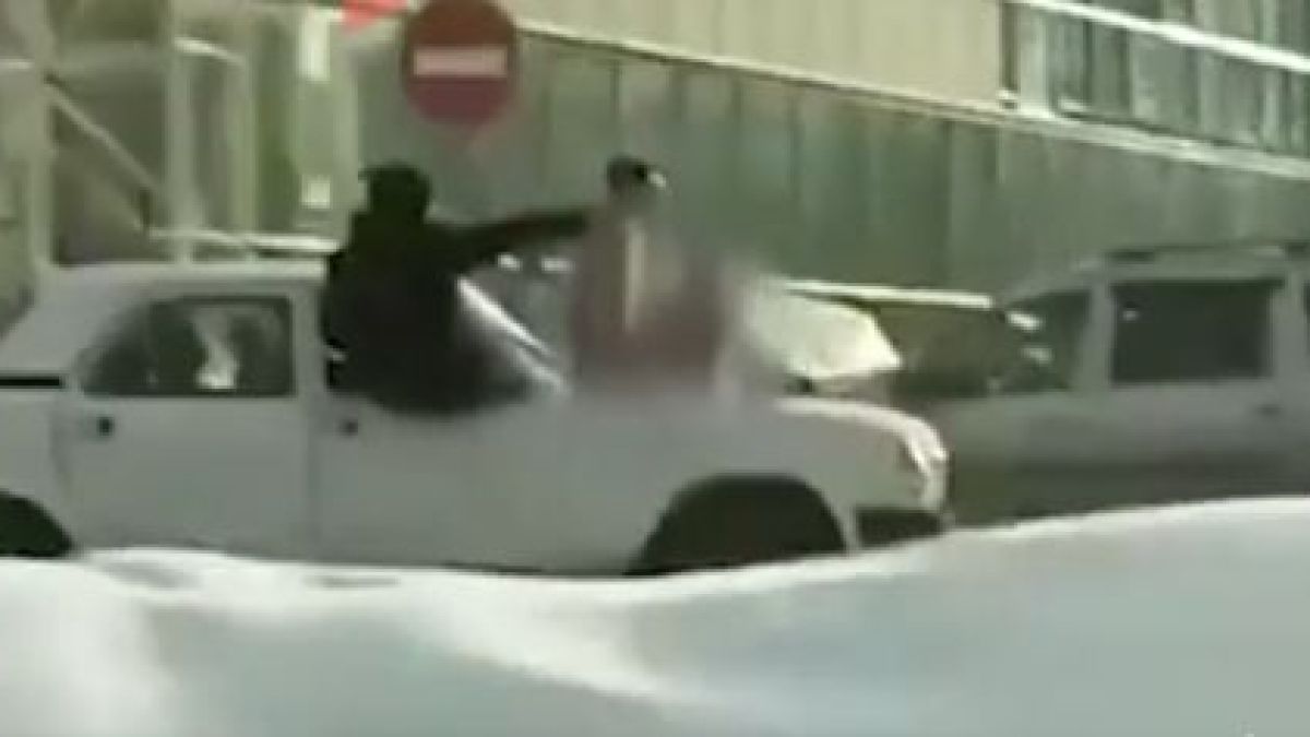 Студ ли: Чисто гол младеж се повози на предния капак на колата ВИДЕО 