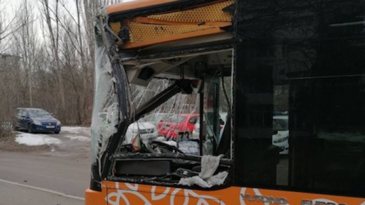 Меле между автобус 77, камион и кола в София СНИМКИ