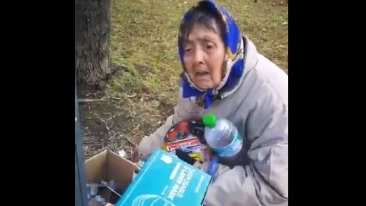 ВИДЕО на плачеща пенсионерка, която рови из боклука за маски и храна, разтърси мрежата