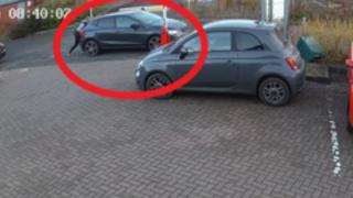 Зрелищно ВИДЕО: Мъж успя с голи ръце да спре движещ се автомобил