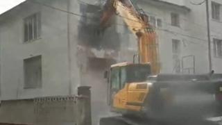 Багер започна да руши сграда в "Красно село" в София в 6 часа сутринта, съседите в шок ВИДЕО