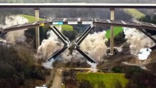 Зрелищно ВИДЕО: Вижте как взривиха 500-метров автомост в Германия