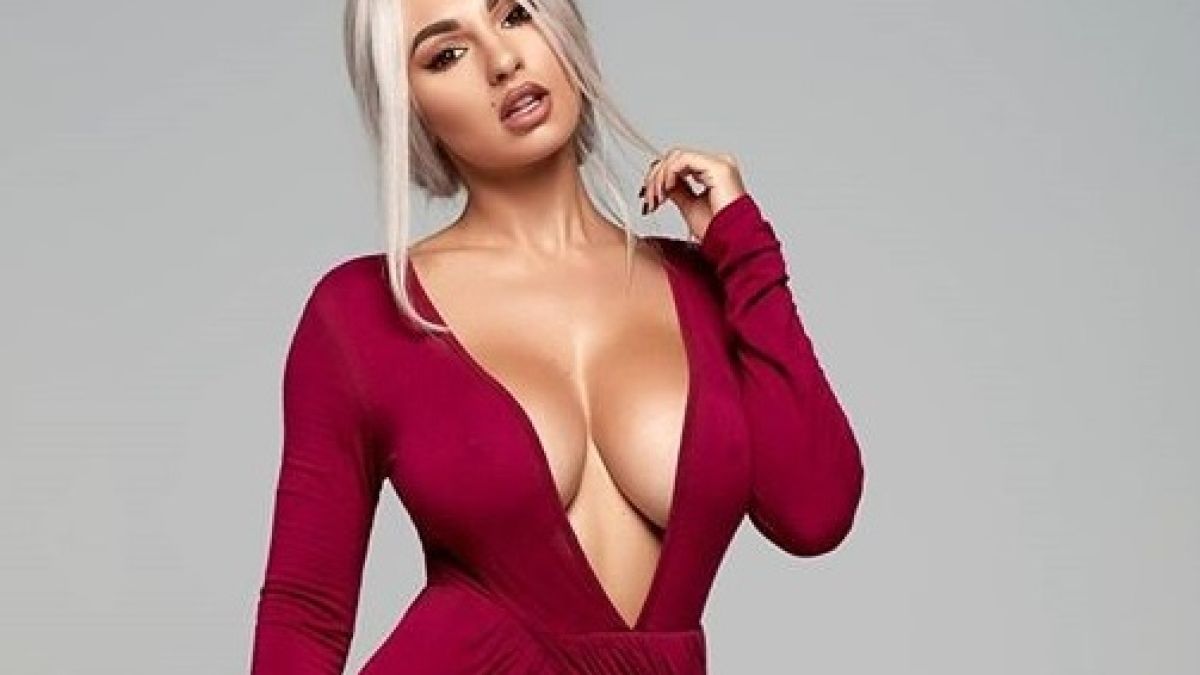 Едрогърда моделка на Playboy се пусна топлес заради... СНИМКИ 18+