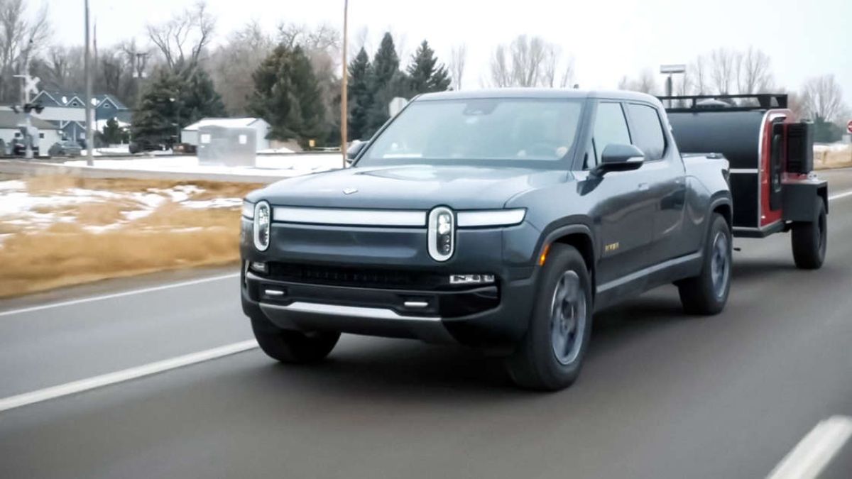 Кой тегли по-добре: Елпикака Rivian R1T или Toyota Tundra, едната кола се провали жестоко ВИДЕО