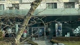Шофьорка закъса на булевард във Варна, зад нея се появи мъж и... СНИМКИ