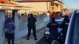 В Карнобат почерня от полиция, има много арестувани ВИДЕО
