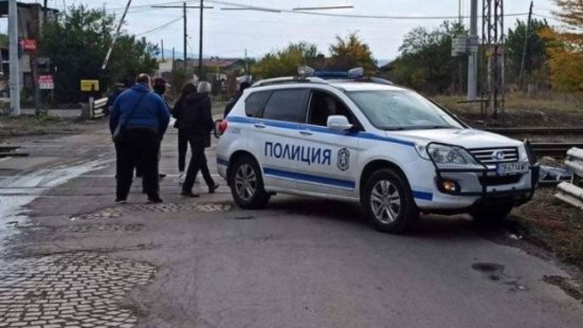 Само в БЛИЦ! Страшен екшън - полицаи преследват голяма тумба бежанци насред София 