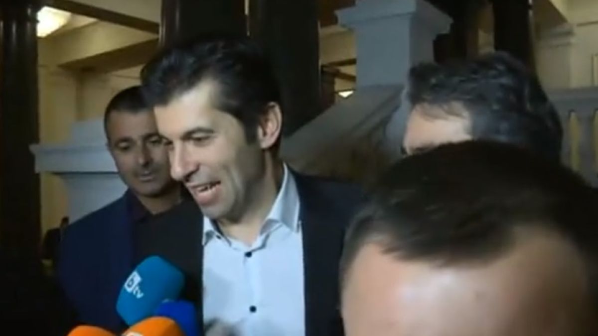  Петков и Василев с извънреден брифинг в парламента, ето какво се е случило ВИДЕО