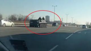 Първо в БЛИЦ! Бронирана бойна техника фучи по Околовръстното на София и плаши шофьорите ВИДЕО