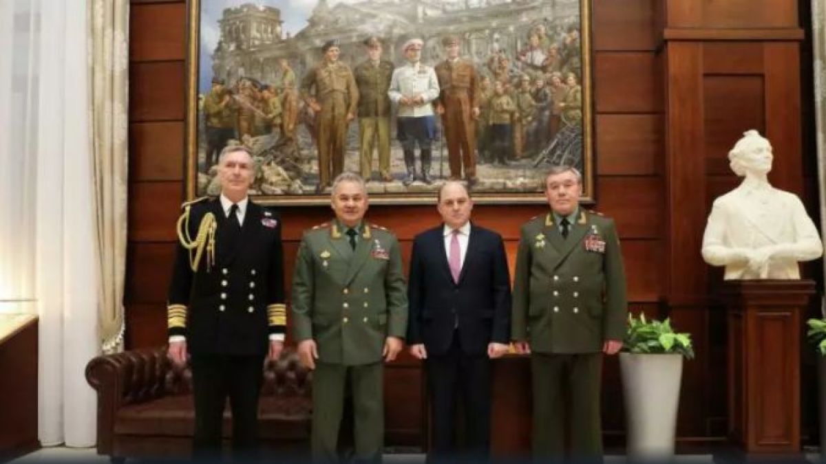 Британците в шок от това нещо зад общата СНИМКА на Шойгу и Уолъс