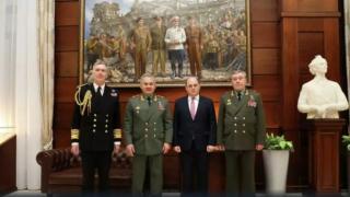 Британците в шок от това нещо зад общата СНИМКА на Шойгу и Уолъс