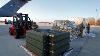 Украйна показва мускули, след като получи ракети "Стингър" и боеприпаси СНИМКИ