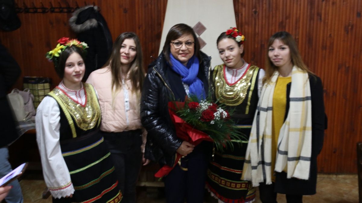 На Трифон Зарезан Корнелия Нинова заряза ритуално лозите в Лесново