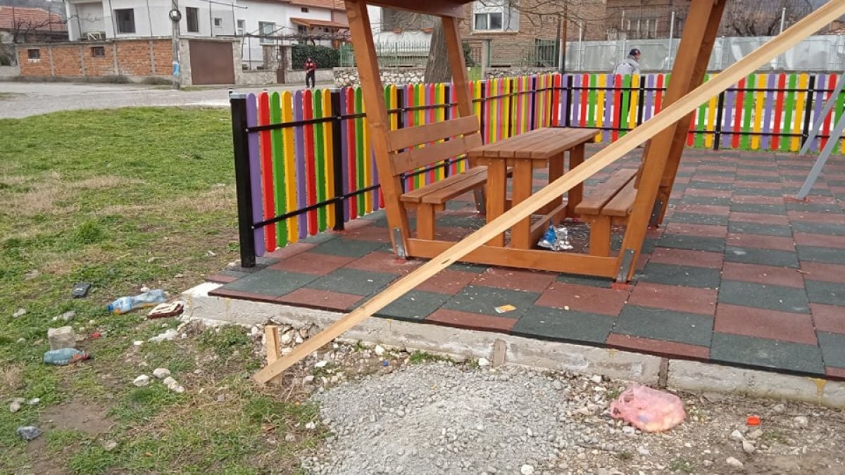 Това е прекалено! Направиха немислимото на детска площадка в Кричим СНИМКИ