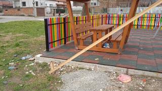 Това е прекалено! Направиха немислимото на детска площадка в Кричим СНИМКИ