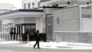 САЩ затварят посолството си в Киев, призоваха американските граждани да бягат