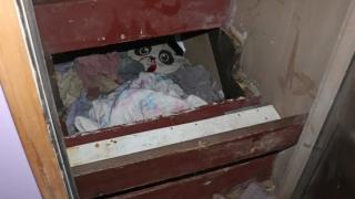 След три години: Изчезнало дете намерено живо, затворено под стълбище СНИМКА 