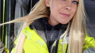 Надарена блондинка слага в малкия си джоб всички тираджии ВИДЕО