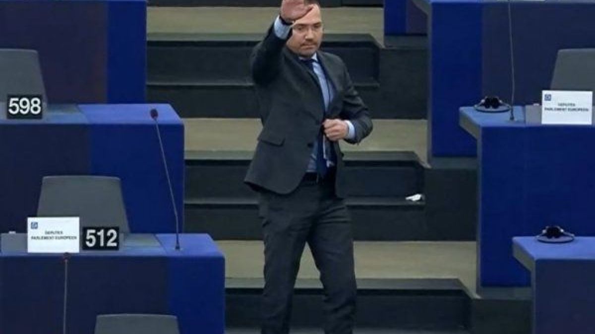 Джамбазки вдигна ръка в Европарламента и стана страшно СНИМКА