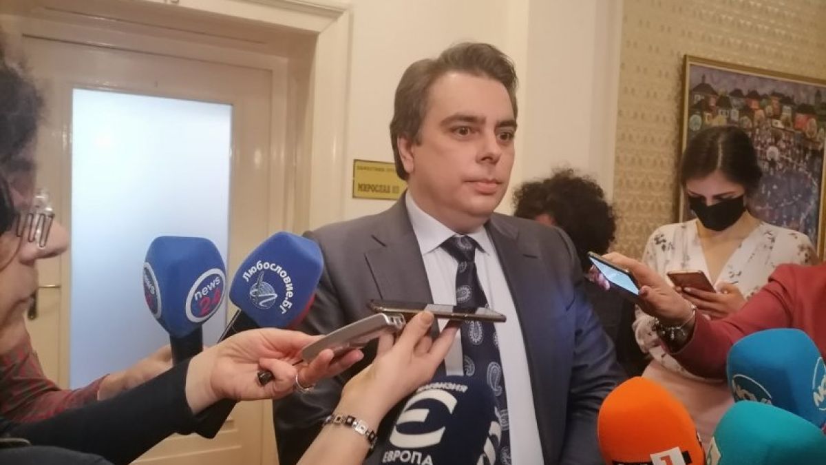 Асен Василев отговори на критиките на Радев за бездействието на правителството 