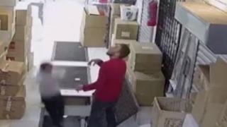 Смразяващ инцидент с младеж в мол ВИДЕО 