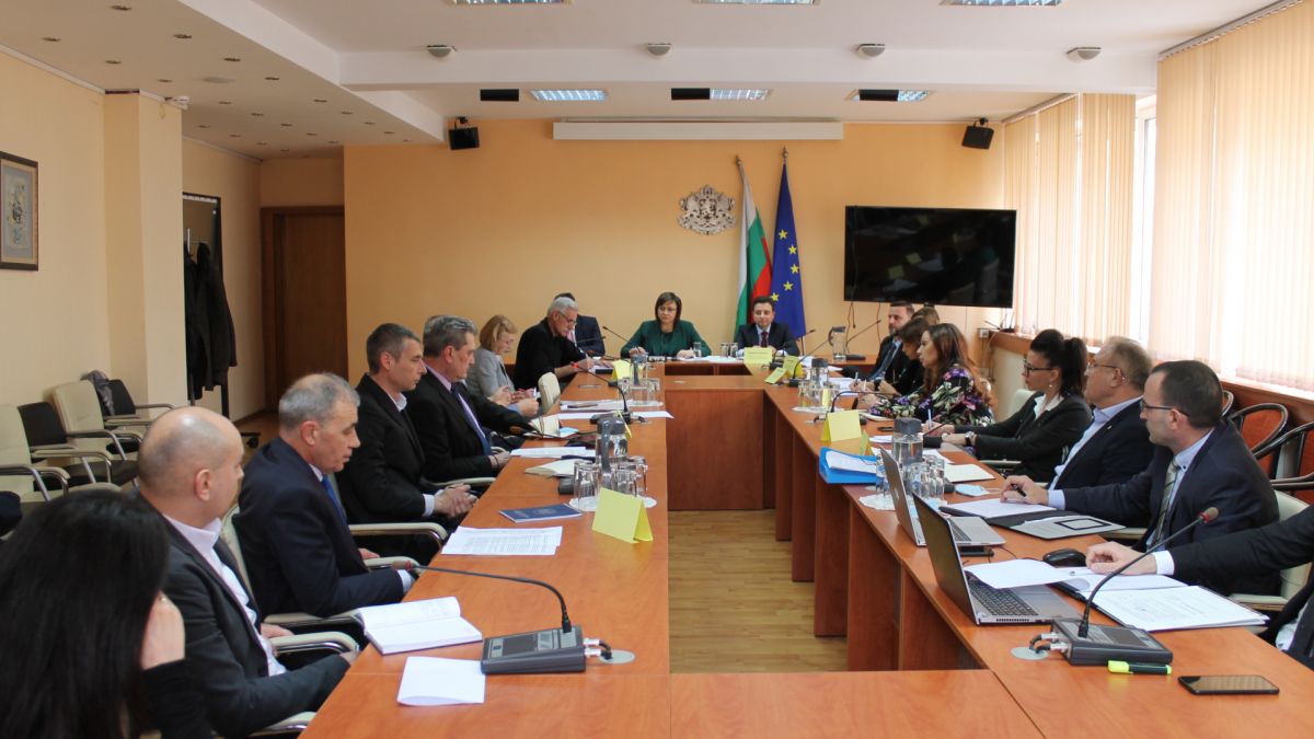 Министър Нинова събра първата Междуведомствена работна група за язовирите