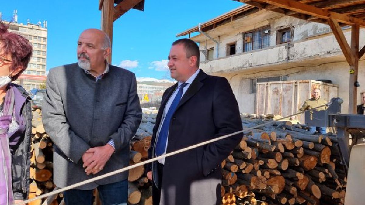 Министър Иван Иванов: Складовете за директна продажба на дърва за огрев гарантират своевременна доставка за населението